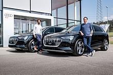 Caspar Coppetti (links) und Marc Maurer (rechts) mit ihren neuen Audi e-tron.